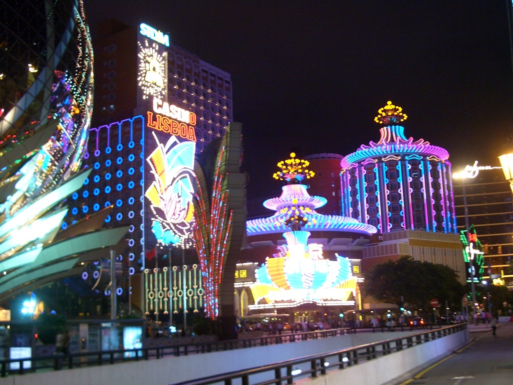Macau-Casino-Lisboa-at-night-0824